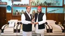Akhilesh Yadav meets Azam Khan calls him senior leader