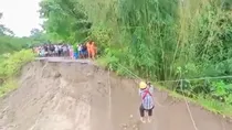 west bengal Jalpaiguri BMOH reached village through zipline amid flood and landslide see video
