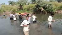 crossing the river for funeral carrying a dead body on shoulders 