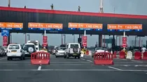 toll plaza workers unhappy with diwali bonus opened gate for two hours thousands of vehicle passed agra lucknow expressway
