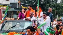 Bihar Buxar BJP MP Manoj Tiwari Being Attacked In A Roadshow