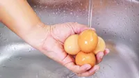 why should you wash eggs before cooking