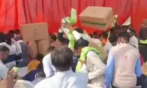 Wedding Turns Chaotic in up Crowd Rushesd To Grab Snatch Chips packets