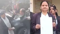 Jhansi Female Lawyer Client Fight with Shoes Slaps In Jhansi Collectorate Campus