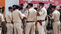 mp sidhi Drunk policemen urinating in dustbin 