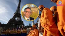 eiffel tower protest, Patrick Branco Ruivo, BAPS hindu group, Bochasanwasi Akshar Purushottam Swaminarayan Sanstha, Bochasanwasi Akshar Purushottam Swaminarayan Sanstha BAPS, baps delegation,eiffel tower female staff