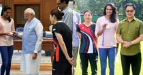 पीवी सिंधु अपनी कोच किम, पीएम मोदी और किरेन रिजिजू के साथ.