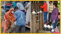 बाईं ओर की तस्वीर श्रीनगर की है. कोविड मरीज़ के परिवार वाले घर पर लगाने के लिए ऑक्सीजन सिलेंडर ले जाते हुए. होम आइसोलेशन वाले तमाम मरीजों को घर पर ऑक्सीजन सिलेंडर की ज़रूरत पड़ रही है. इसके अलावा अस्पतालों में तो जो ज़रूरत है, वो है ही. महाराष्ट्र के कराड के ऐसे ही एक अस्पताल में ऑक्सीजन सिलेंडर फिट करते वर्कर (दाएं). (फोटो सोर्स- PTI)