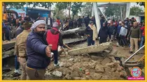 शमशान घाट में रेस्क्यू ऑपरेशन के दौरान की तस्वीर. (फोटो- PTI)