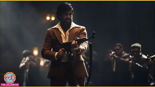 KGF 2 के एक सीन में बंदूक हाथ में लिए यश.