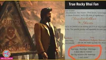 KGF 2 के एक सीन में यश. दूसरी तरफ उस शादी के कार्ड की तस्वीर, जिस पर यश का डायलॉग छपा है.