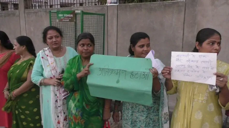 वरुणा सोसायटी की महिलाएं विरोध प्रदर्शन करती हुईं