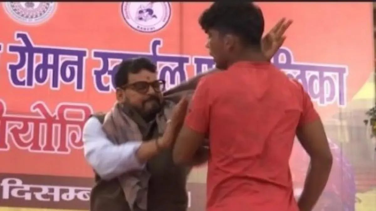 Brij Bhushan Sharan Singh: सांसद ने मंच पर पहलवान को मारा चांटा, सोशल  मीडिया पर वीडियो वायरल - bjp mp brij bhushan singh slaps wrestler video  goes viral on social media tspo -