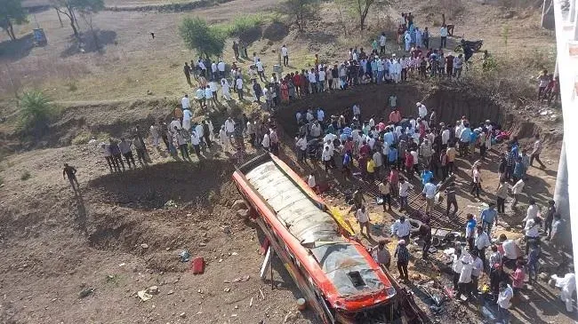 पुल से नीचे गिरी बस