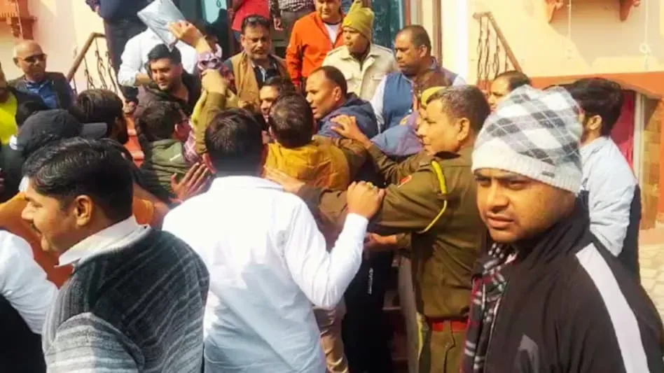 भरतपुर के होटल में करवाया जा रहा था धर्मांतरण! मौके पर पहुंचे VHP कार्यकर्ता तो जमकर हो गया हंगामा