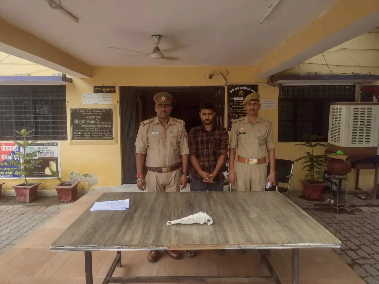 पुलिस की गिरफ्त में आरोपी.