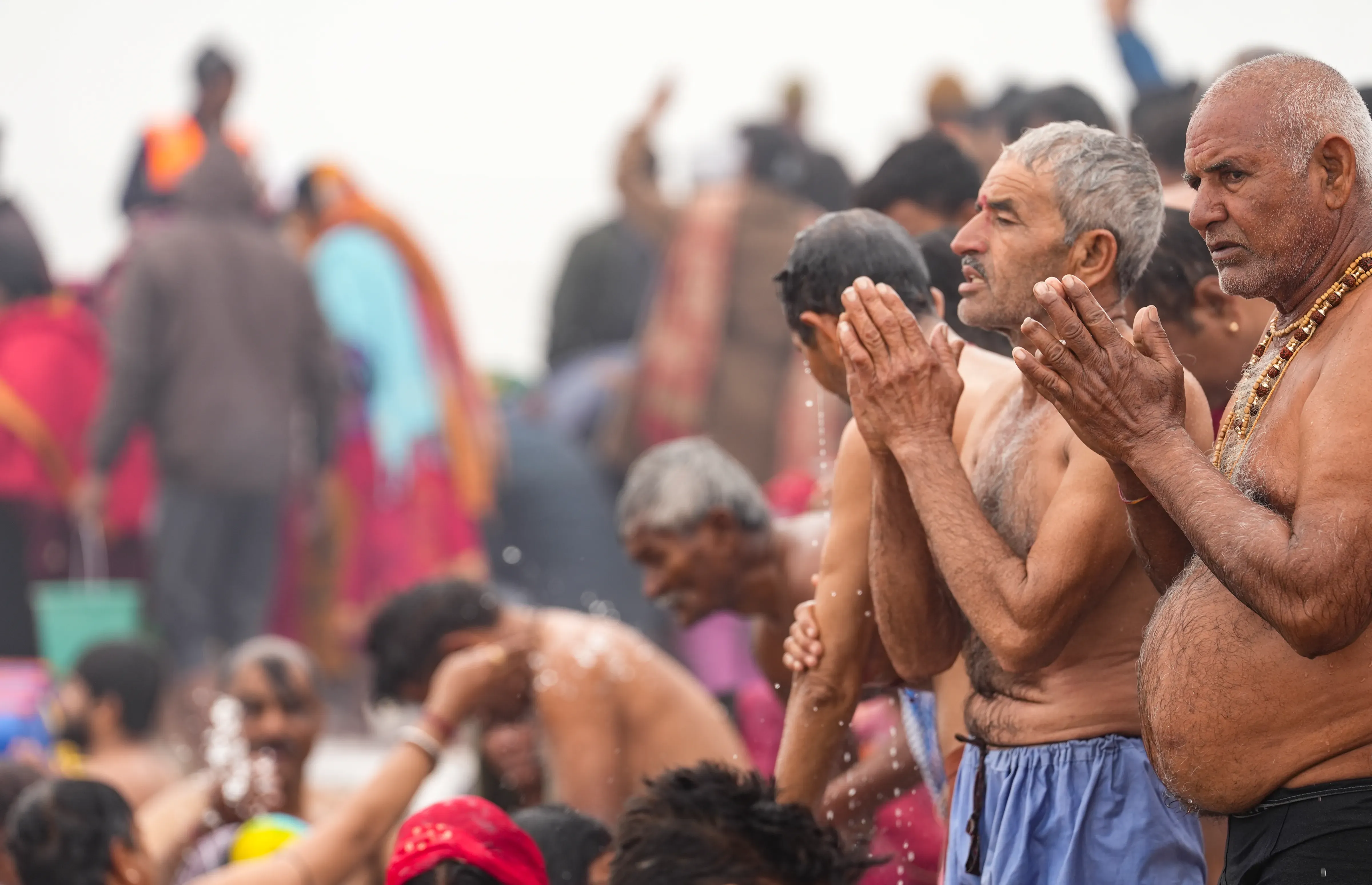 devotees take holy dip in sangam prayagraj