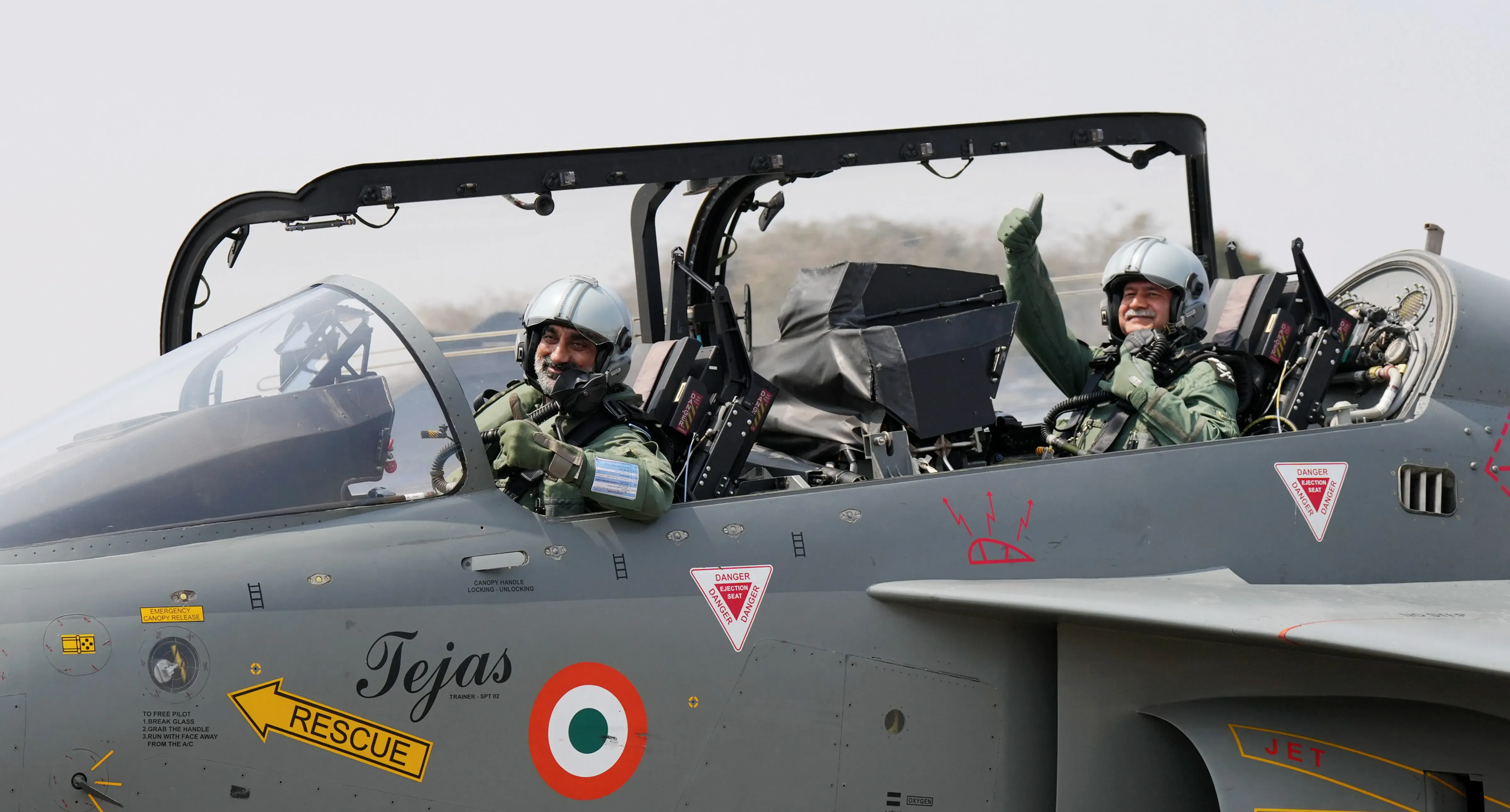 air marshal with army chief on lca tejas