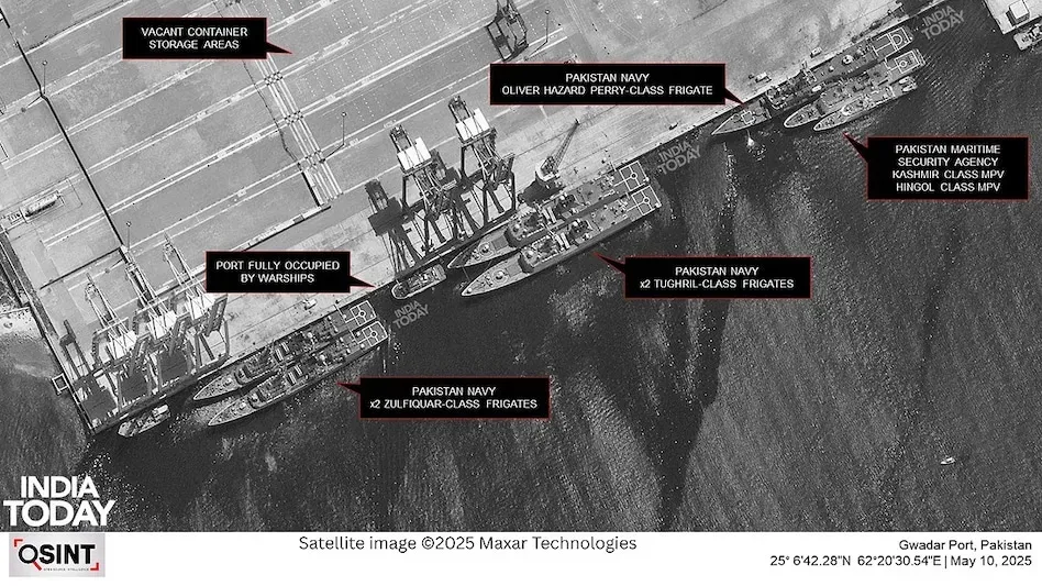 ग्वादर के व्यावसायिक पोर्ट पर खड़े पाकिस्तानी नौसेना के युद्धपोत. (Photo: MAXAR)