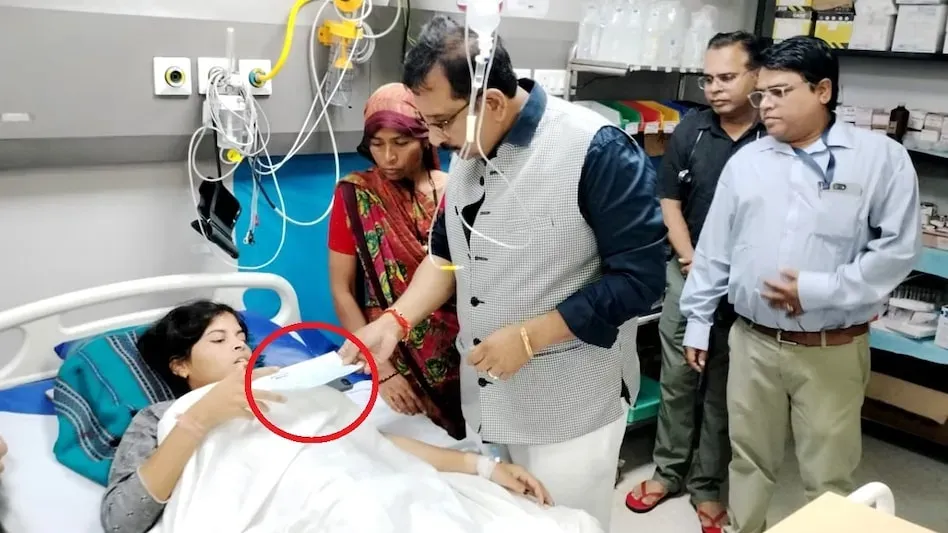 मंत्री विजय शाह एक पीड़ित को 5 हजार का चेक देते हुए.(Photo:ITG) 