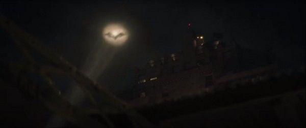 तो इस दरकते शहर, ‘गोथम’ को ढहने से बचाने के लिए है सुपरहीरो.