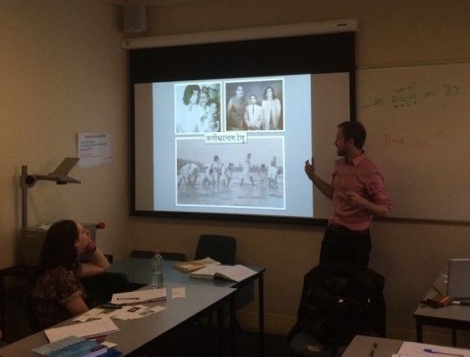 ऑस्ट्रेलिया में छात्रों को हिंदी पढ़ाते इयान