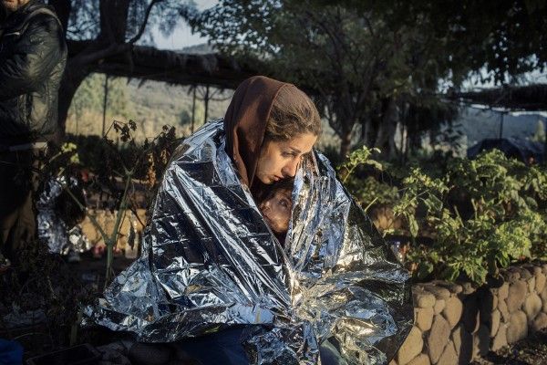 तस्वीर: Alessandro Penso, ग्रीक आइलैंड Lesbos पर रिफ्यूजी कैंप पर अपने बच्चे के साथ एक औरत