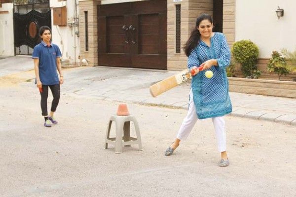 Girls-Street-playing-cricket