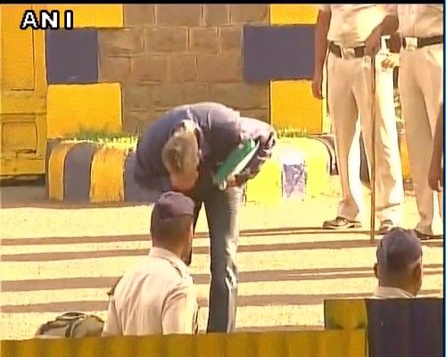 sanjay dutt kisses ground