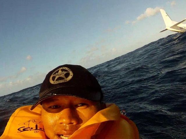 this-guy-took-a-selfie-while-floating-in-the-ocean-immediately-after-his-plane-crashed