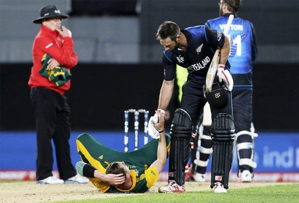 Grant Elliot in conversation with Dale Steyn after hitting six off him