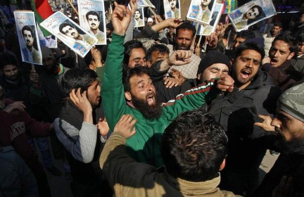 फोटो क्रेडिट: REUTERS. JKLF कार्यकर्ताओं का मकबूल के लिए प्रोटेस्ट 