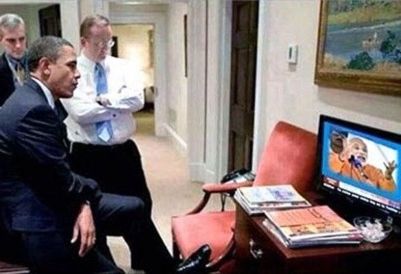-Obama-Watching-Modi-on-TV-fake