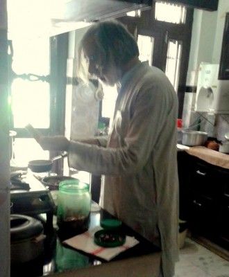 मनमोहन अपनी किचन में कॉफ़ी बनाते हुए. फोटो सोर्स: प्रशांत चक्रवर्ती 