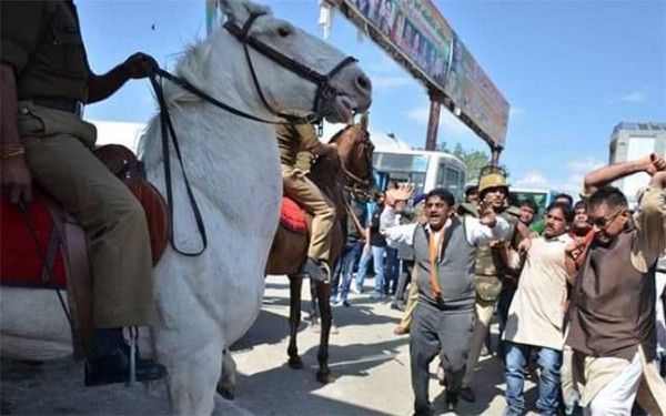 बीजेपी की सरकार के लिए समर्थन एकत्रित करते विधायक गणेश जोशी (Photo- ANI )