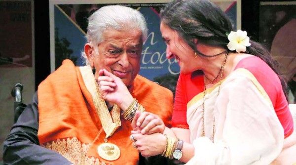 शशि कपूर बेटी संजना के साथ फोटो- फेसबुक से