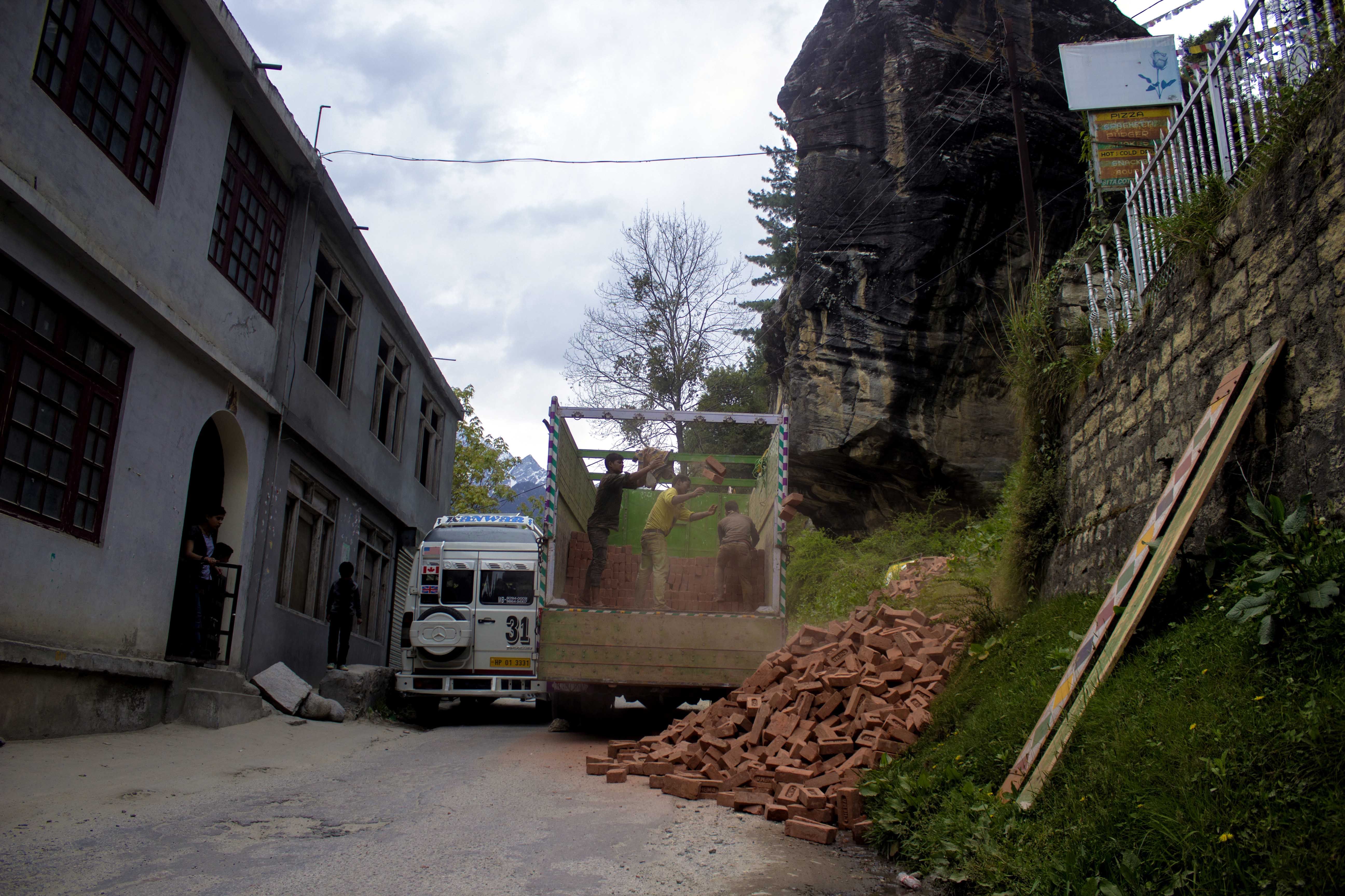 यहां कहीं कहीं रस्ते बहुत संकरे हैं. और डेवलपमेंट इतना है कि हर जगह काम चल रहा है. वशिष्ठ की तरफ जो रास्ता जाता है, वहां ये ट्रक खड़ा था तो जगह कम पड़ गई.
