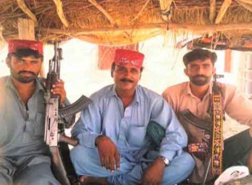 बीच में बैठा रसूल है छोटू गैंग का मुखिया