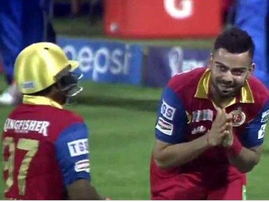 क्रीज से लौटे तो सरफराज को मिला विराट सलाम.