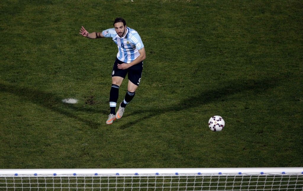 Argentina's Gonzalo Higuain fails to score on his penalty kick during a shootout against Chile in their Copa America 2015 final soccer match at the National Stadium in Santiago, Chile, July 4, 2015. REUTERS/Ricardo Moraes - RTX1J1LD