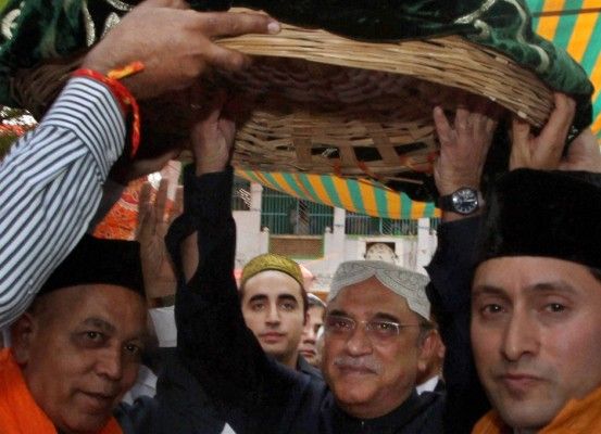 अजमेर की दरगाह में बिलावल भुट्टो और आसिफ अली जरदारी