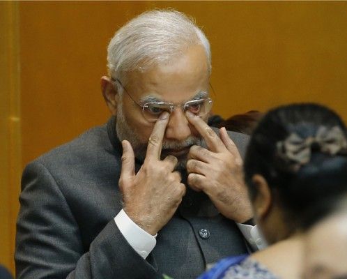 आंखें झपकने से रोकते मोदी 