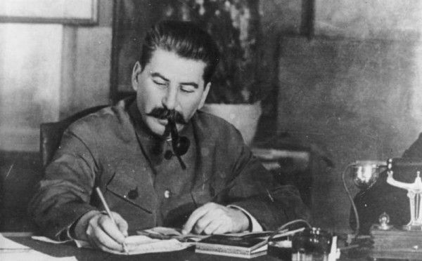 Ständige Freundschaft mit Stalin. "Freundschaft mit Stalin ist die Gewähr des Sieges, des Friedens und der Zukunft" heißt es in dem Aufruf der Regierung der Deutschen Demokratischen Republik zum 70. Geburtstag von Generalissimus Stalin am 21.12.39. UBz: I.W. Stalin am Schreibtisch Aufn.: Illus-SNB 5.12.49 4636-49