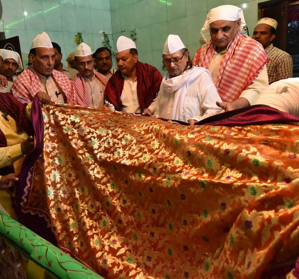 Lucknow: Union Home Minister Rajnath Singh offering a chadar at Hazrat Kasim Saheed Rahmutullah shrine in Lucknow on Monday. PTI Photo by Nand Kumar   (PTI6_20_2016_000169B)