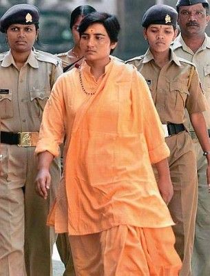 साध्वी प्रज्ञा सिंह ठाकुर जिस दिन बीजेपी में शामिल हुईं, उसी दिन टिकट मिल गया. वे भोपाल में दिग्विजय सिंह के सामने चुनाव मैदान में हैं. फाइल फोटो. 
