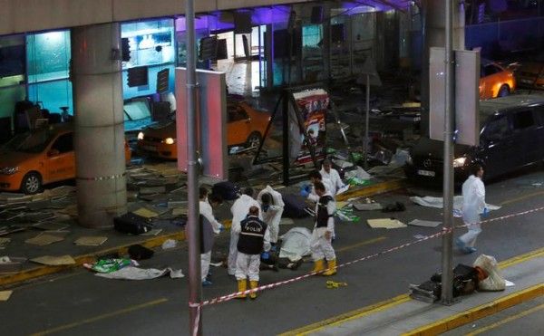 हमले के बाद बिखरा पड़ा सामान. reuters 