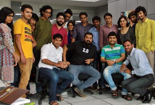 दी लल्लनटॉप लोगों के साथ प्रसन्न मुद्रा में अनुराग कश्यप