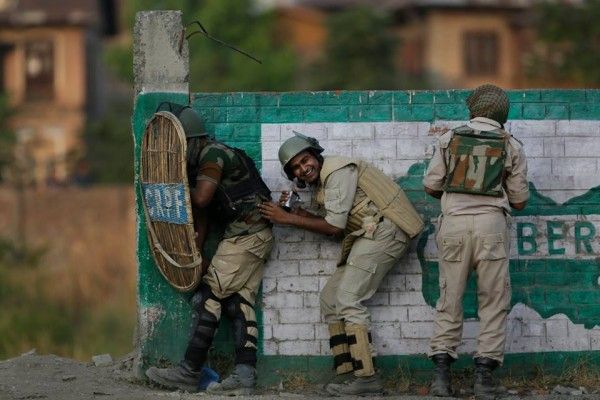 श्रीनगर में पत्थरबाजी के दौरान पैरामिलिट्री फोर्स के सैनिक