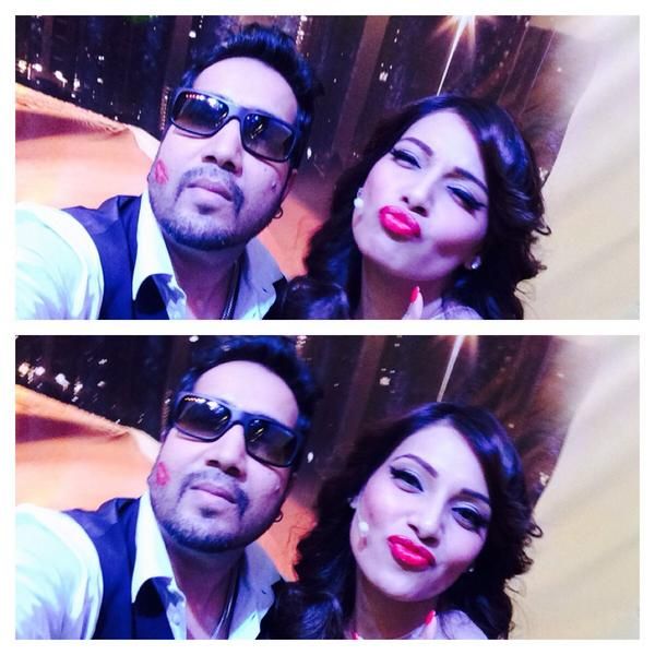 Bipasha-Basu-kiss-to-Mika-Singh