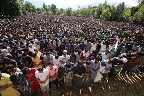 बुरहान के जनाजे में शामिल लोग